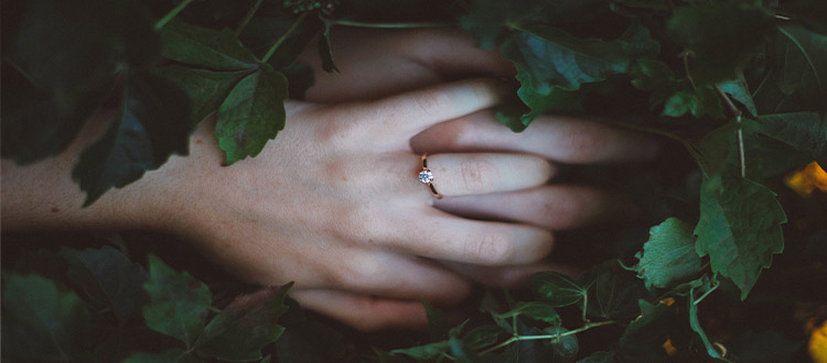 anello di fidanzamento nel dito